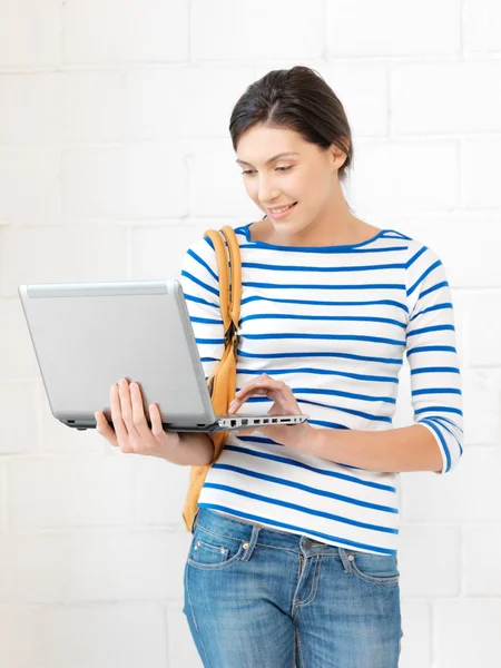 Glücklich Teenager Mädchen mit Laptop-Computer — Stockfoto