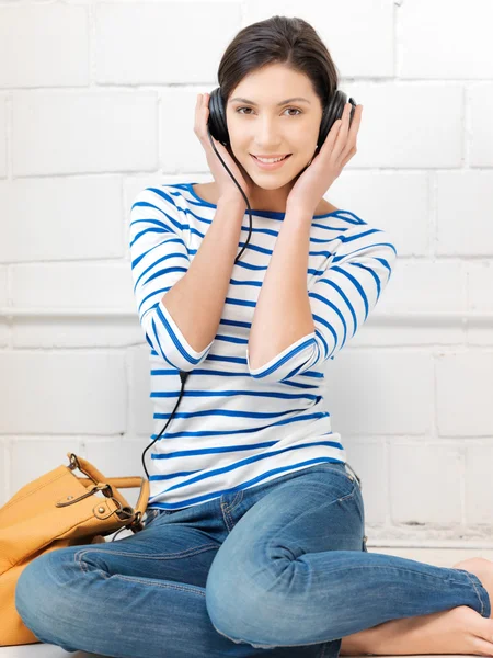 Chica adolescente feliz en auriculares grandes — Foto de Stock