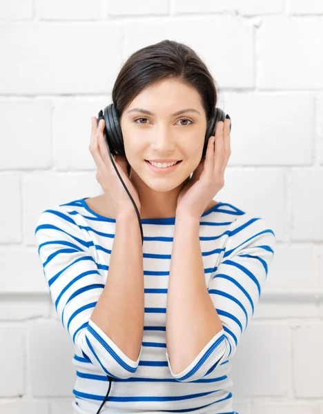 Menina adolescente feliz em fones de ouvido grandes — Fotografia de Stock