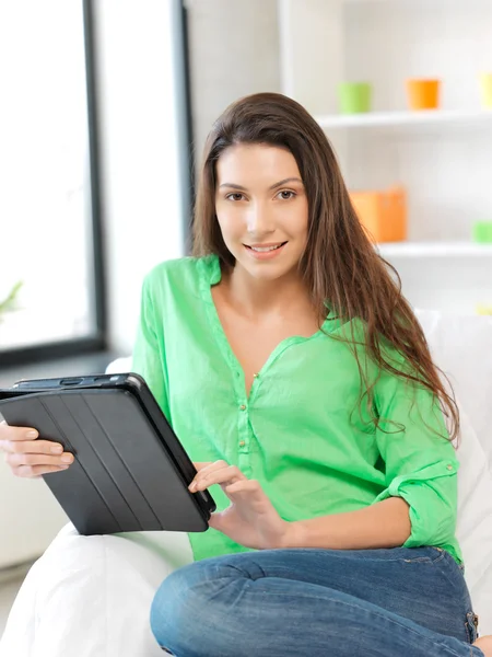 Glückliche Frau mit Tablet-PC — Stockfoto