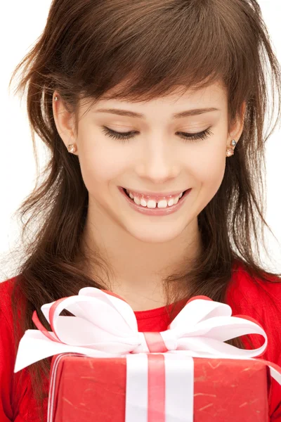 Šťastné dospívající dívka s darem box — Stock fotografie