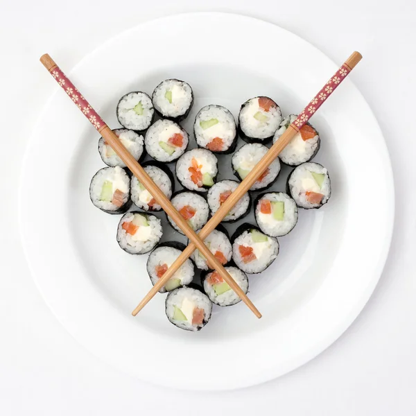 Sushi na talíř ve tvaru srdce — Stock fotografie