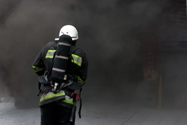 Feuerwehrmann geht rauchen — Stockfoto