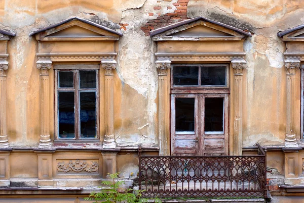 Старые грязные окна и старая грязная стена — стоковое фото