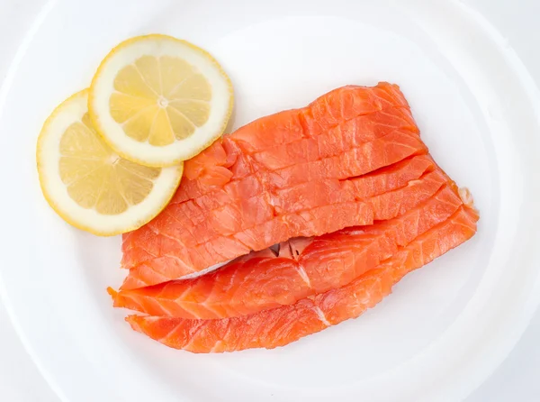 Filete de salmón fresco sobre fondo blanco —  Fotos de Stock