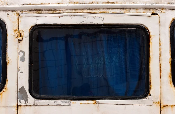 Finestra arrugginita di un vecchio autobus — Foto Stock
