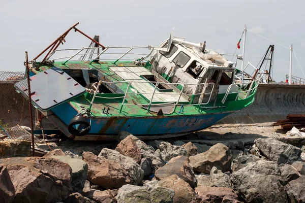 古いボート、大きく、強力な石の残骸の錆 — ストック写真