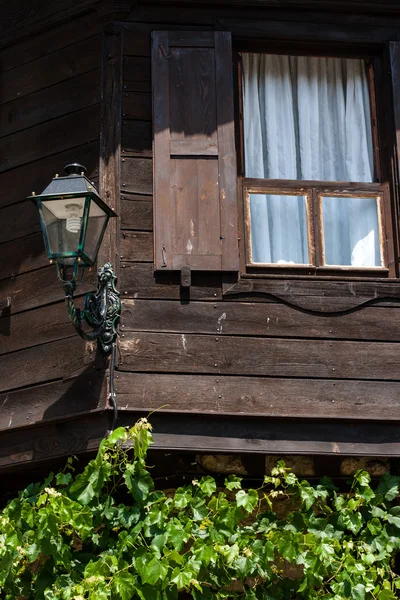 Fragment van oude houten huis — Stockfoto