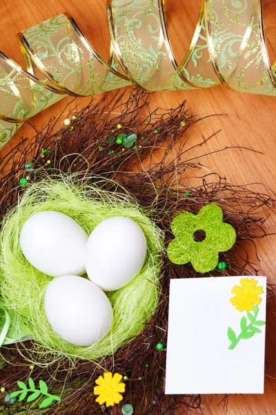 Гнездо с яйцами в нем — стоковое фото