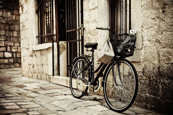 Bicicleta en la calle adoquín —  Fotos de Stock