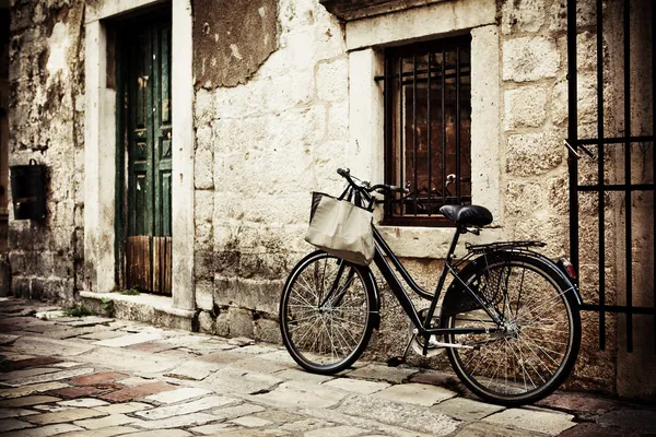 Fahrrad mit Einkaufstasche — Stockfoto