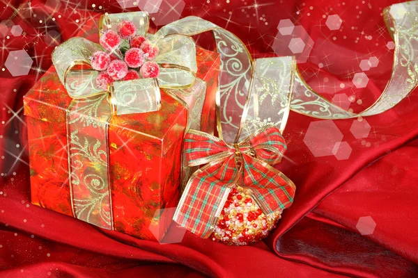 Красная коробка подарков и рождественские украшения — стоковое фото