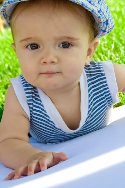 Retrato de bebé en la hierba — Foto de Stock