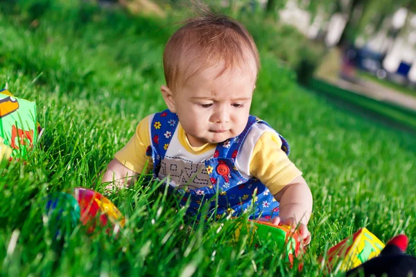 Дитяча дівчинка на траві — стокове фото