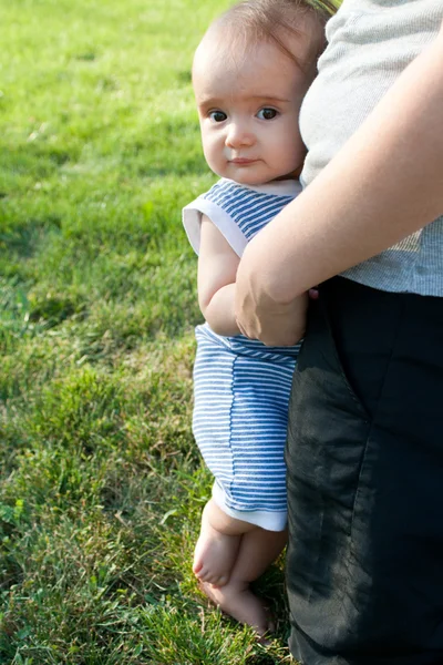 Bebé niña mirando hacia fuera de mamá — Foto de Stock