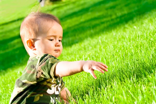 Baby auf Gras — Stockfoto