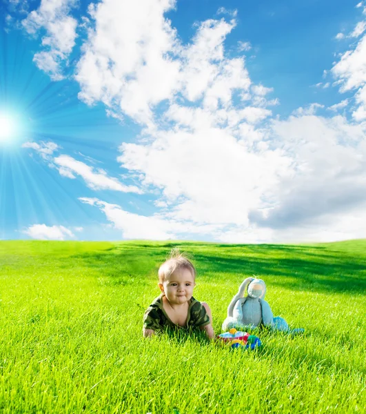 Ребенок на траве — стоковое фото