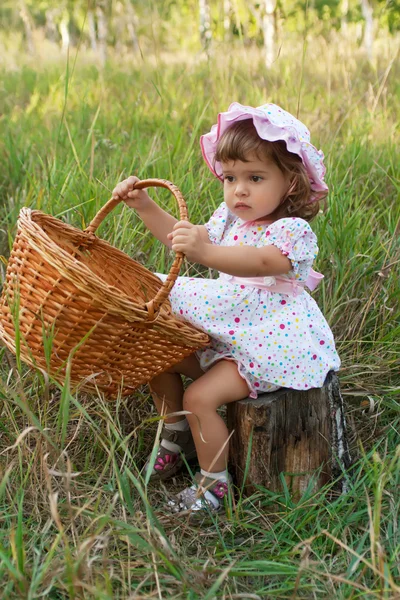 Attraktives kleines Mädchen mit einem Korb — Stockfoto