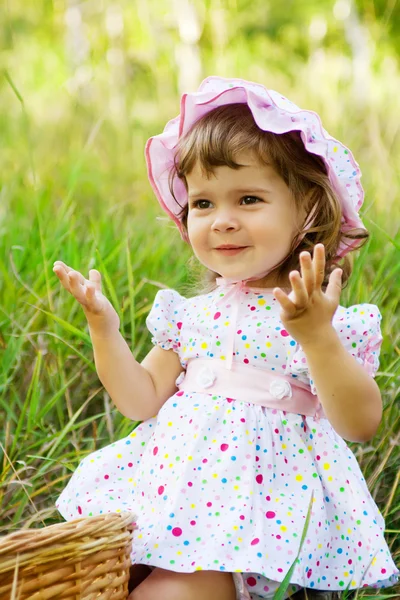 Malá holčička v outdoorovém — Stock fotografie