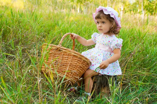 Menina com cesta — Fotografia de Stock