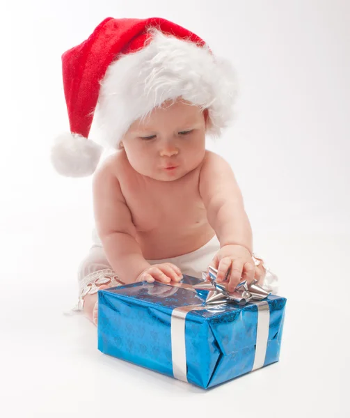 プレゼント ボックスで遊んで赤ちゃん — ストック写真