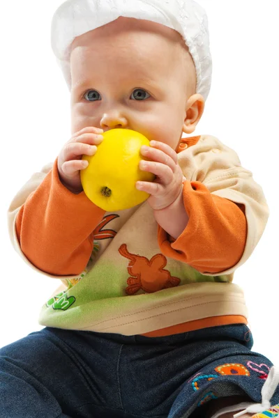 Baby bijten apple — Stockfoto