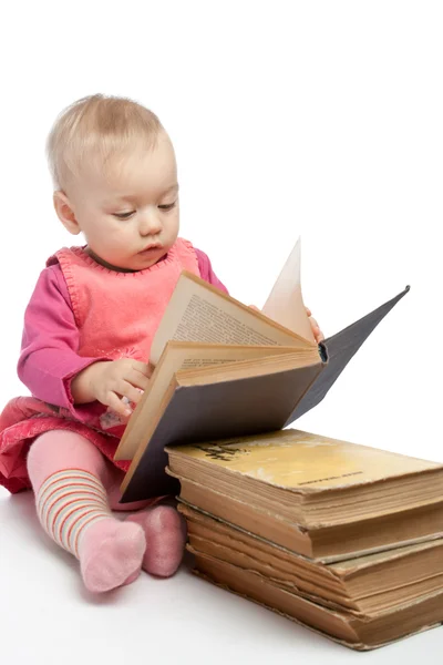 Bebê menina leitura livro — Fotografia de Stock