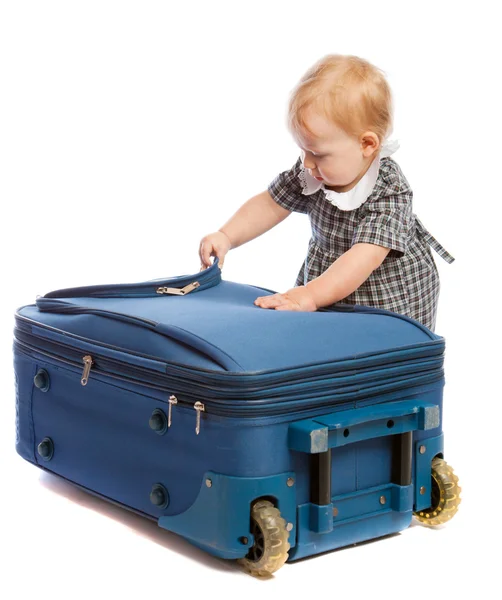 Barnet öppnar resväska — Stockfoto