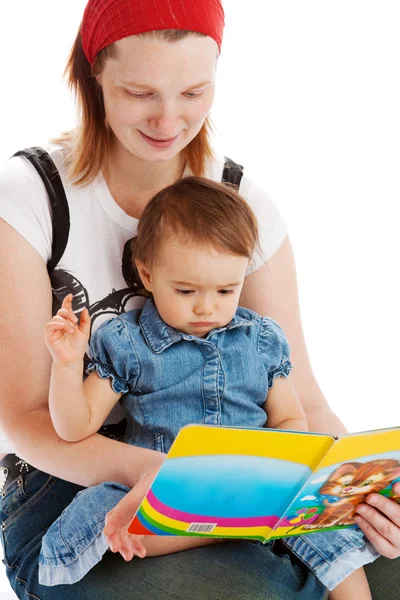 Mother reading to her daughter — Stock Photo, Image