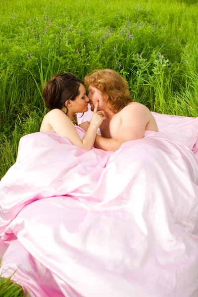 Romantický pár v posteli — Stock fotografie