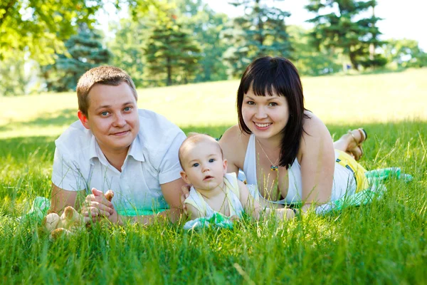 Maminka, tatínek a děťátko — Stock fotografie