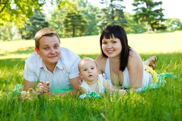 Máma, táta a syn v parku — Stock fotografie