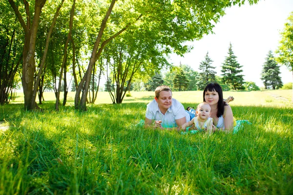 公園で赤ちゃんを持つ親 — ストック写真