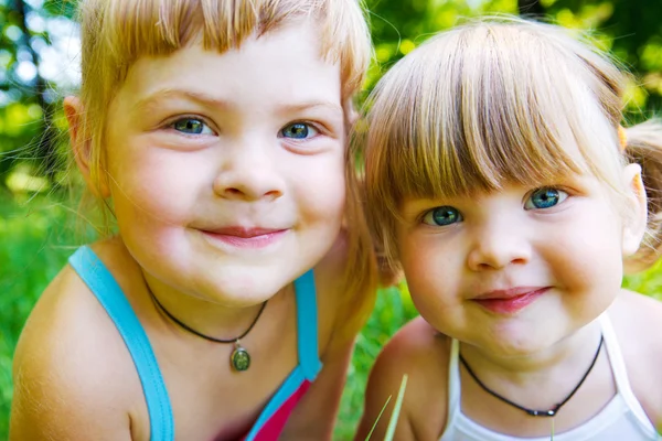 Hermanas sonrientes —  Fotos de Stock