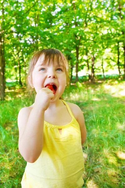 Mädchen isst Lutscher — Stockfoto