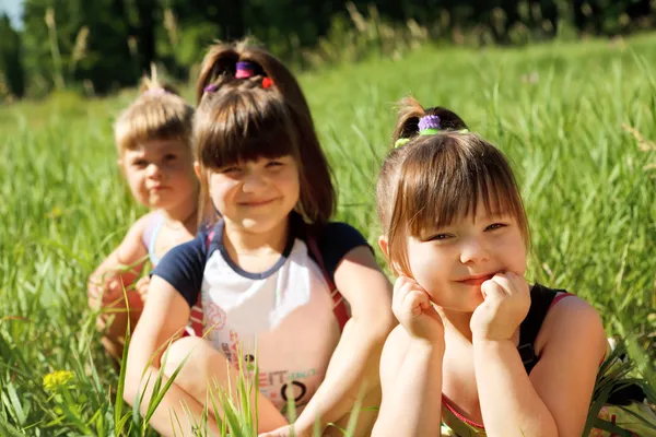 Girls in grass — Stock Photo, Image
