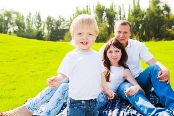 Mutlu çocuk ve ailesi — Stok fotoğraf