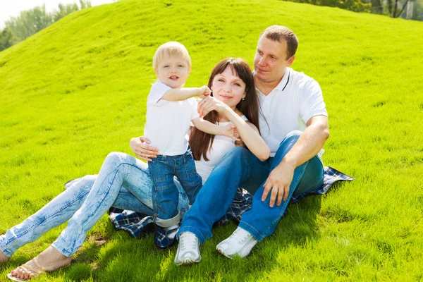 Familie auf Gras — Stockfoto