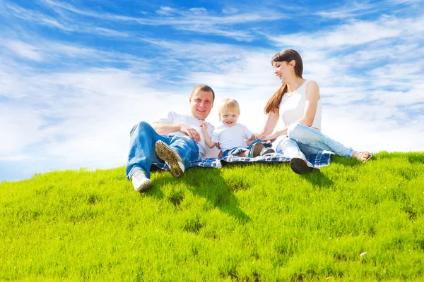 Famille heureuse sur l'herbe — Photo