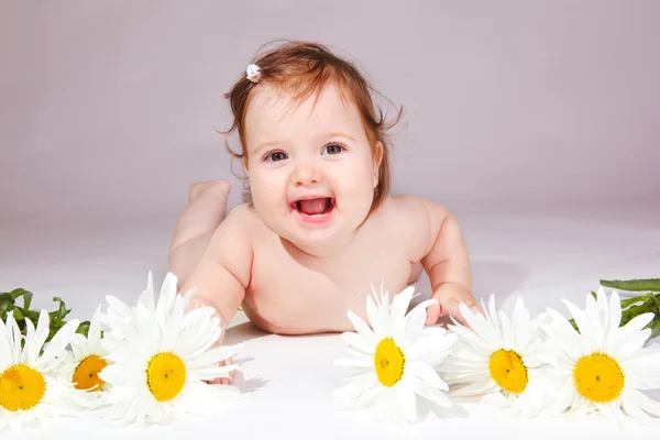 Bebé con manzanillas — Foto de Stock