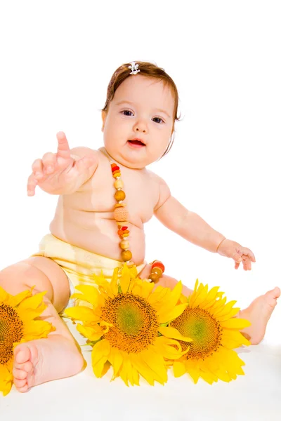 Meisje van de baby met zonnebloemen — Stockfoto