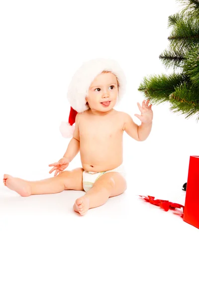 Babyjongen in de buurt van de kerstboom — Stockfoto