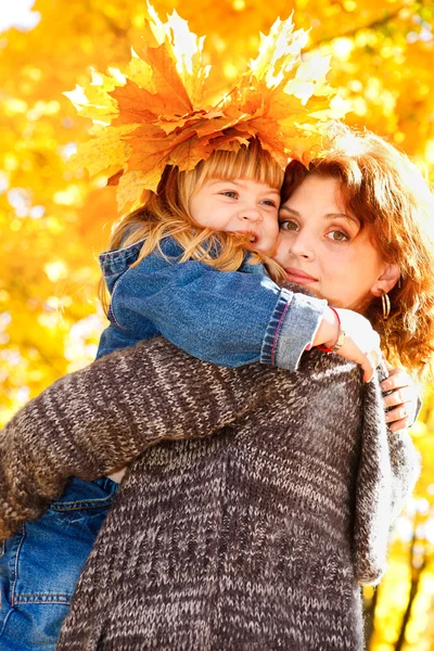 Mãe abraçando filha pré-escolar — Fotografia de Stock
