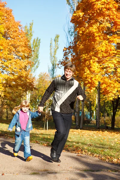 Dad and daughte in autumn park — Stock Photo, Image
