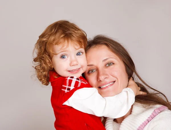 Ggirl abraçando mãe — Fotografia de Stock