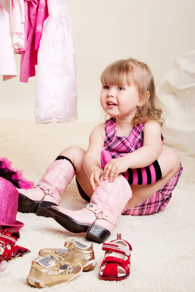 Chica probándose botas —  Fotos de Stock