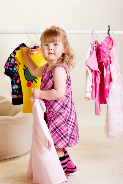 Doce menina experimentando roupas — Fotografia de Stock