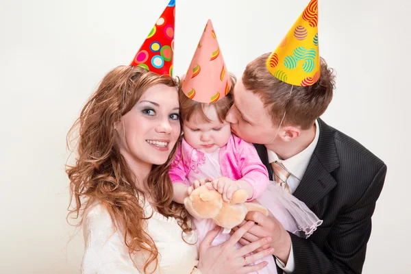 Родители и дочь в шляпах для вечеринок — стоковое фото