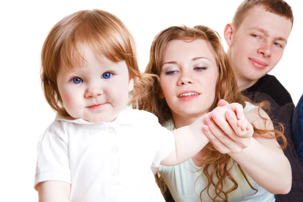 Söta baby med föräldrar — Stockfoto