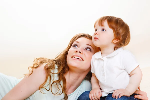 Mom and baby looking up — Stock Photo, Image